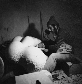 02Nino Rollo nel suo laboratorio a Poggiardo (Lecce), 1974 .jpg
