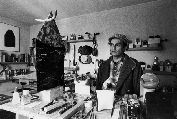 06bis Nino Rollo- nello studio di via Birago a Lecce, 1990.jpg