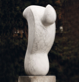 Scultura 1979, marmo bianco Carrara, 91 × 54 × 33 cm, 
base 90 × 38 × 60 cm