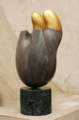 Scultura 1979, marmo Bardiglio, foglia d’oro, 42 × 22 × 26 cm, 
base marmo verde Alpi, 13 × 17 cm