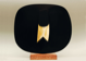 Scultura 1984, marmo nero Belgio, giallo Siena, 40 × 48 × 7 cm, 
base travertino rosso 3,5 × 20 × 19 cm