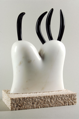 Scultura 1986, marmo bianco, nero del Belgio, 30 × 21 × 9 cm, base travertino, 4 × 23 × 14,5 cm