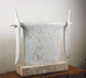 Scultura 1990, marmo bianco Carrara, 83 × 107 × 16 cm, 
base brecciato, 12 × 75 × 25 cm
