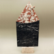 Scultura 1989, marmo nero Marquinia, rosso Francia, 62,2 × 32 × 23,5 cm, 
base travertino, 8 × 16 × 9 cm