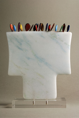 Scultura 1990, marmo bianco Argentina, rame smaltato, 22 × 19 × 2 cm, 
base in plexiglas