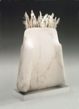 Scultura 1990, marmo bianco Carrara, piume bianche, 28 × 19 × 7 cm, 
base plexiglas