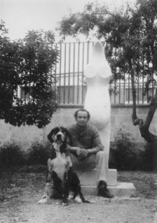 No Nino Rollo nel giardino di casa con il cane Taras. Lecce, 19